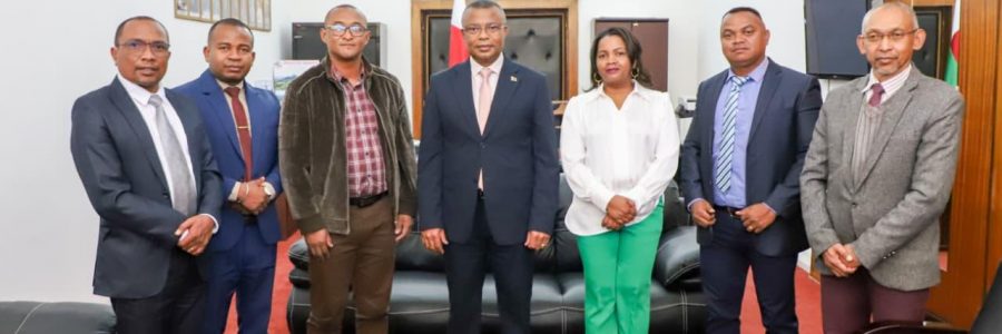 Le nouveau bureau du SYNAD reçu par le Président de l’Assemblée nationale